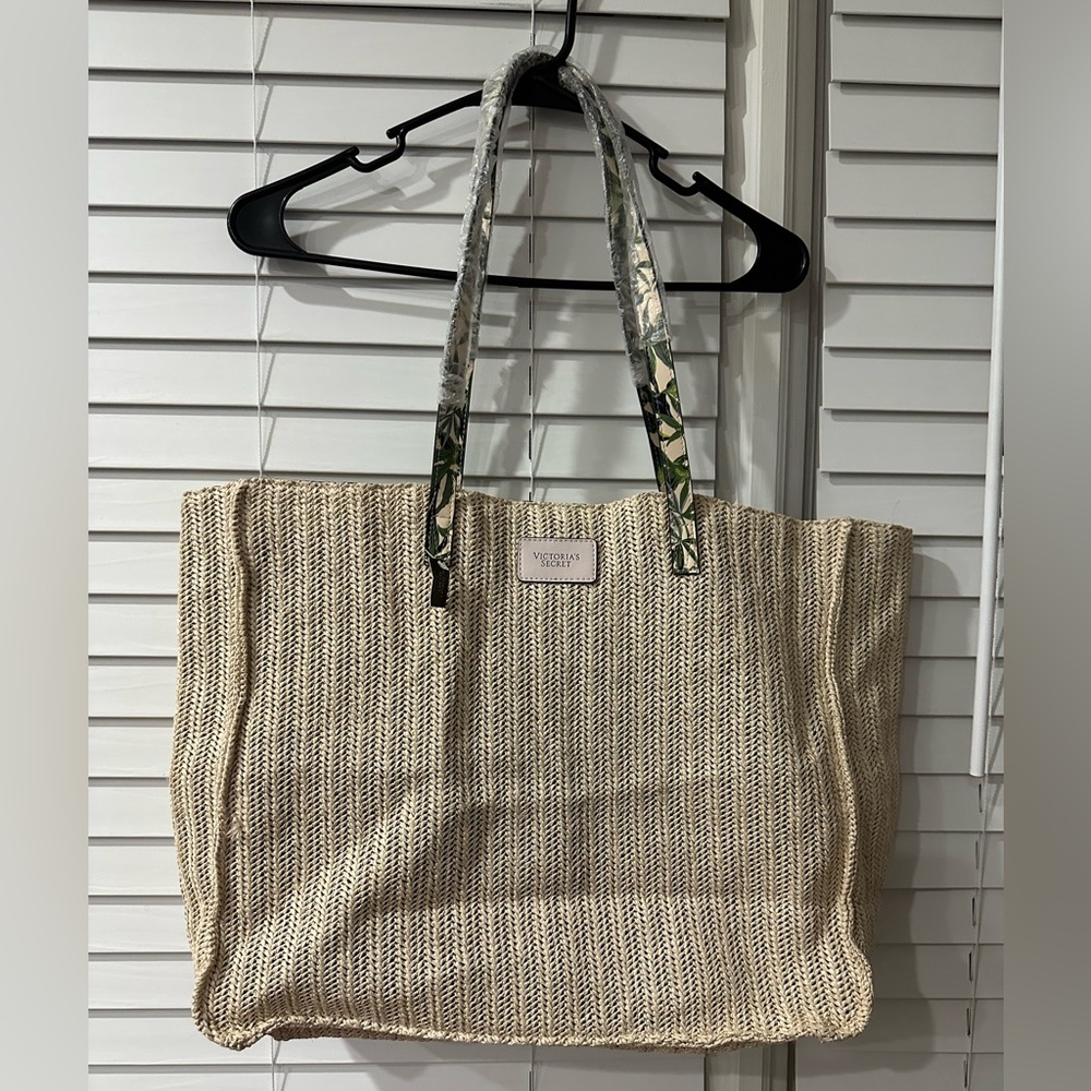 Easy Accessible Light Weight Cream Woven Tote! 🥳 Best Offer Accepted!